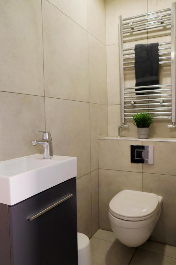 Trendy Urban Industrial Apartment - Great Location - Parking - Fast Wifi - Smart Tv - Beautiful 2 Double Bedroom Apartment Sleeps Up To 4! Bournemouth Zewnętrze zdjęcie