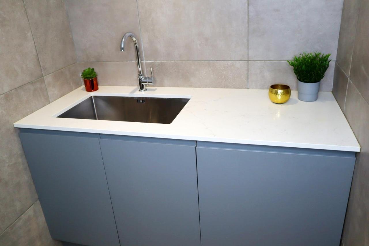 Trendy Urban Industrial Apartment - Great Location - Parking - Fast Wifi - Smart Tv - Beautiful 2 Double Bedroom Apartment Sleeps Up To 4! Bournemouth Zewnętrze zdjęcie